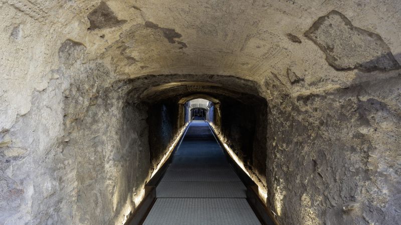 https://media.cnn.com/api/v1/images/stellar/prod/passaggio-di-commodo-veduta-generale-ph-simona-murrone-parco-archeologico-del-colosseo-scaled.jpg?c=16x9&q=w_800,c_fill
