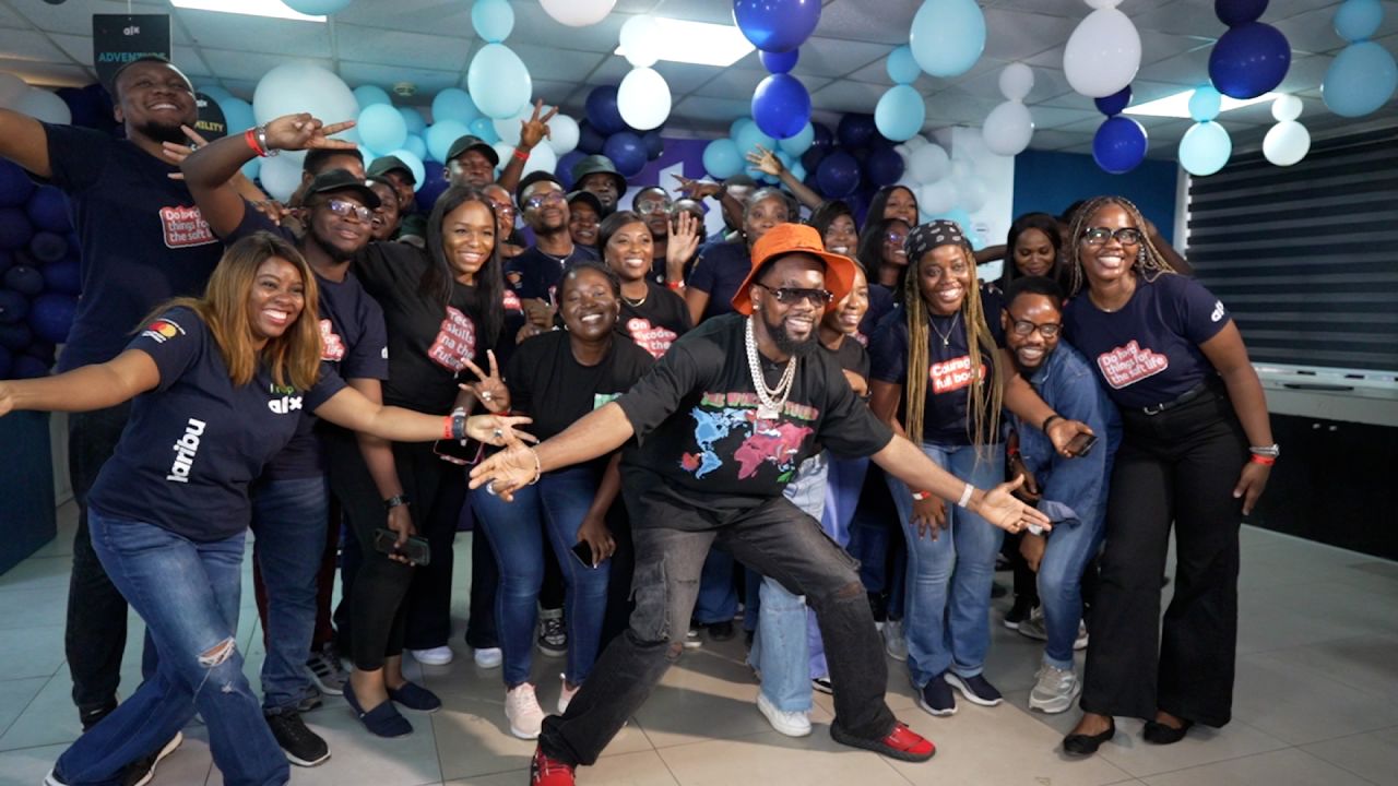 Patoranking poses with ALX scholars.