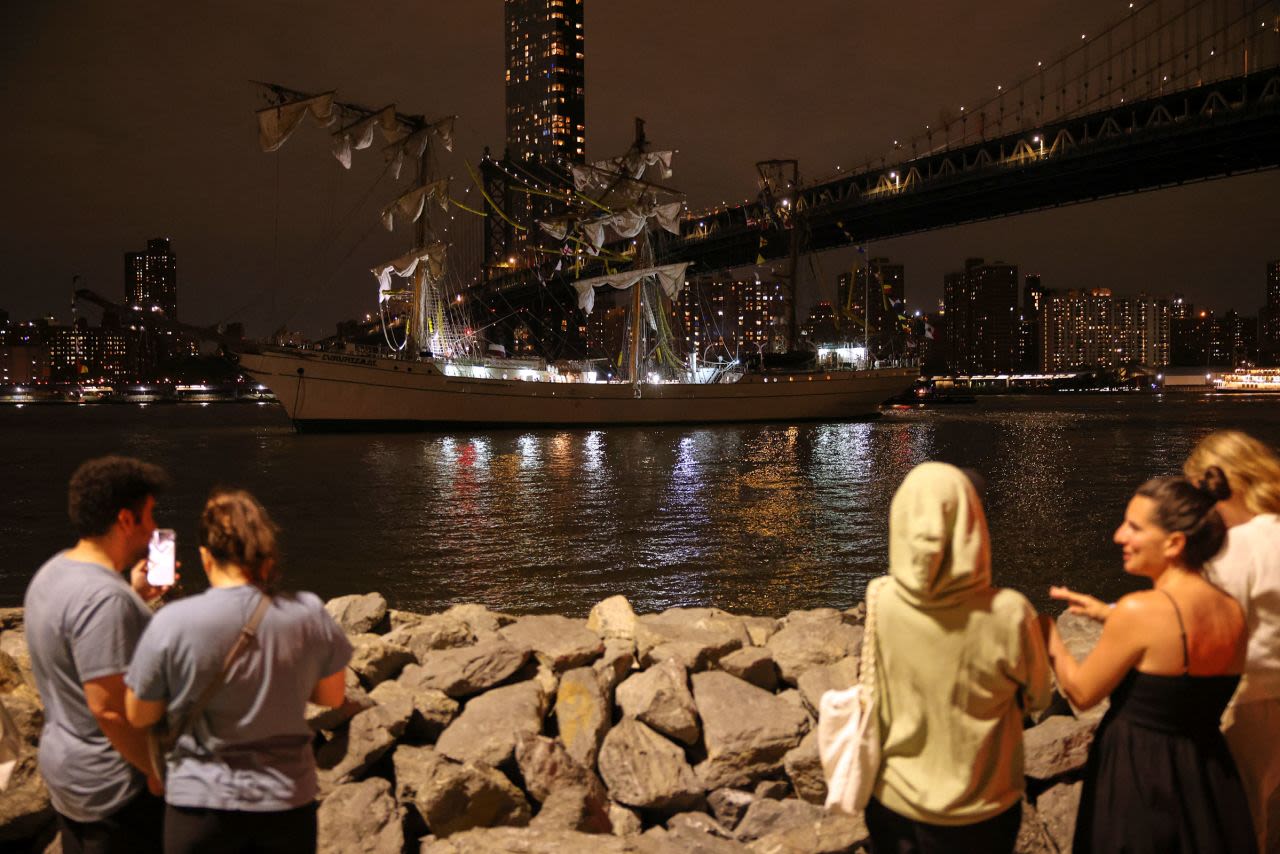 Los peatones que caminan por el Parque del Puente de Brooklyn observan un buque escuela de la Armada Mexicana con mástil estacionado cerca del Puente de Brooklyn.