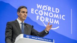 El presidente del Gobierno español, Pedro Sánchez, habla durante la reunión anual del Foro Económico Mundial en Davos el 22 de enero de 2025.