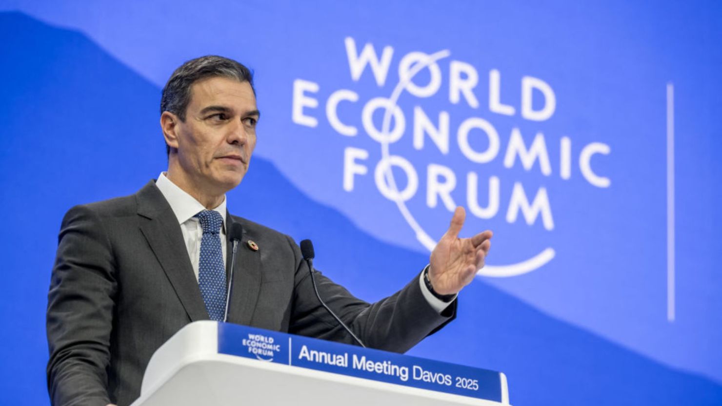 El presidente del Gobierno español, Pedro Sánchez, habla durante la reunión anual del Foro Económico Mundial en Davos el 22 de enero de 2025.