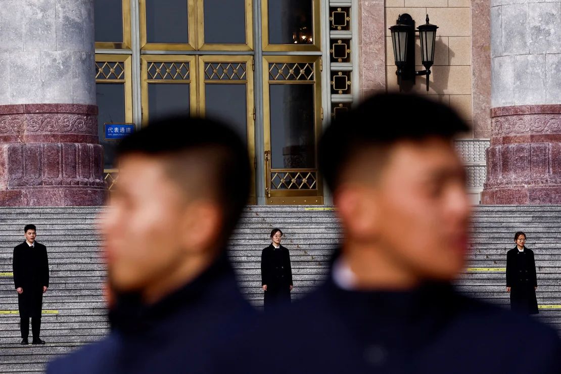 El personal de seguridad se encuentra afuera del Gran Salón del Pueblo, en Beijing, mientras comienzan las "Dos Sesiones" de China.