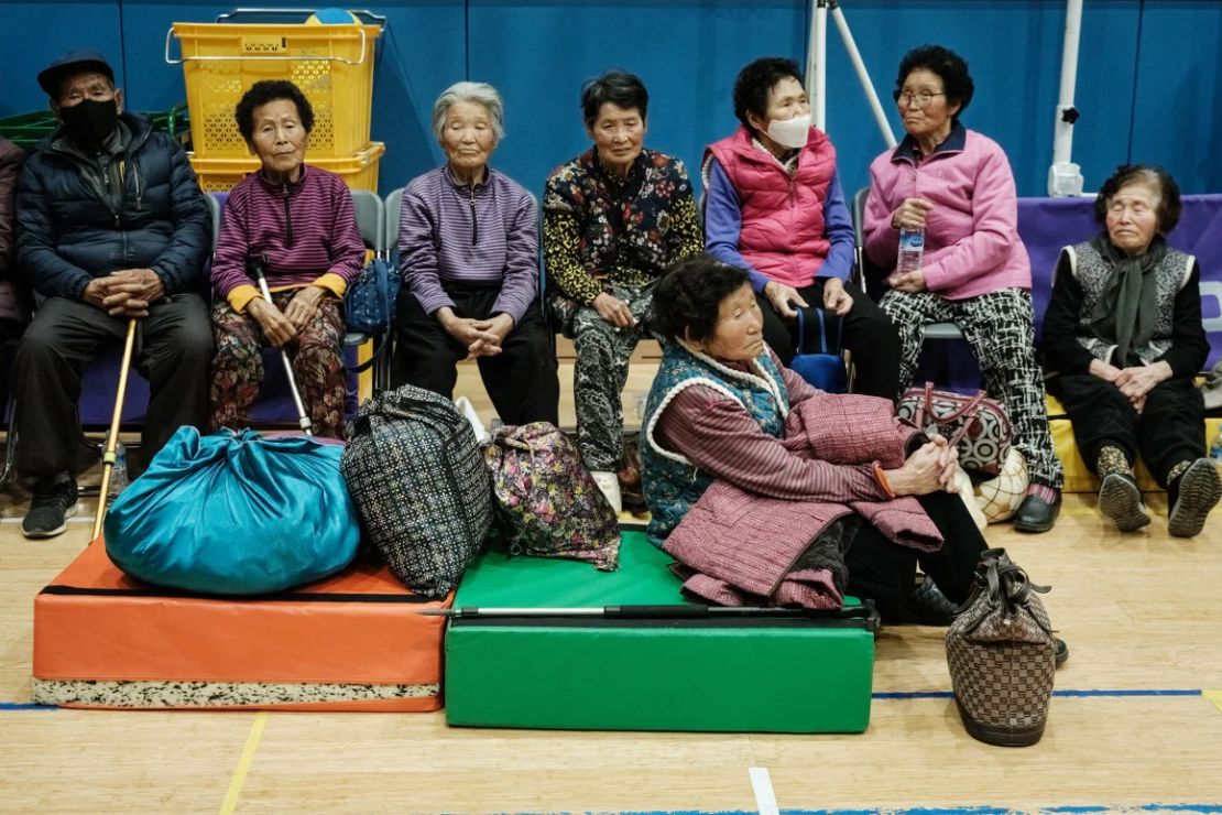 Personas mayores evacuadas de sus hogares debido al incendio forestal que se acerca permanecen en el gimnasio de la Escuela Primaria Sinsung en Andong, Corea del Sur, el 25 de marzo de 2025.