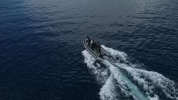 Un barco de la Armada frente a las Islas Galápagos practica la interceptación de narcotraficantes.