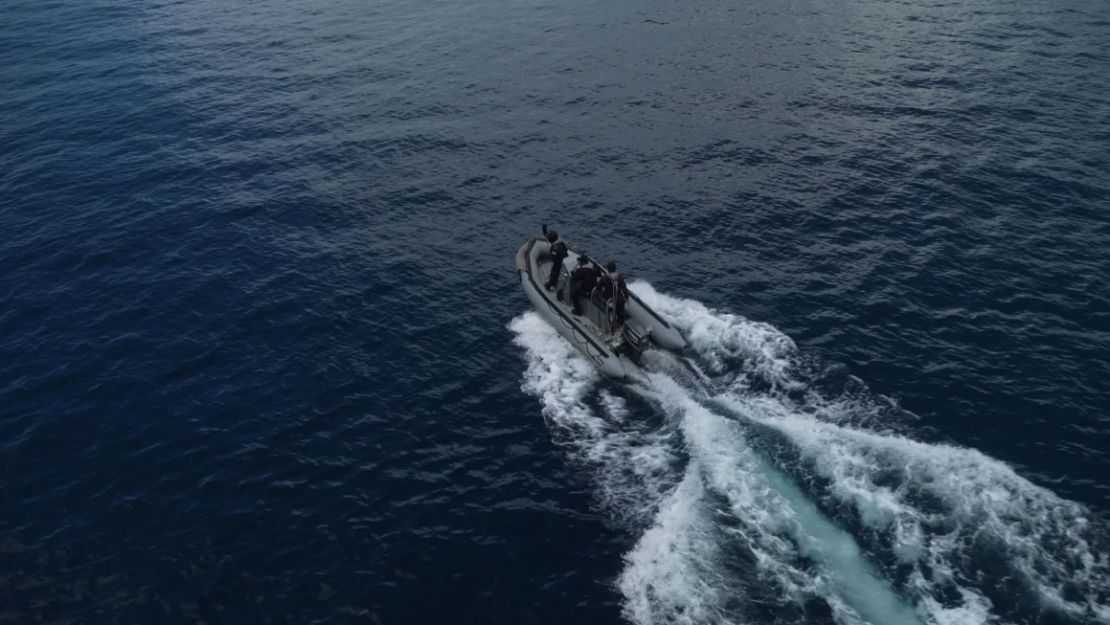 Un barco de la Armada frente a las Islas Galápagos practica la interceptación de narcotraficantes.