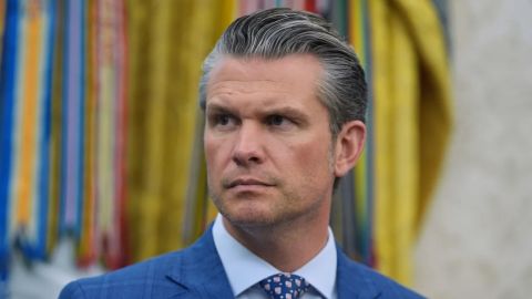 El secretario de Defensa, Pete Hegseth, escucha durante un acto con el presidente Donald Trump para firmar órdenes ejecutivas relativas a la energía nuclear en el Despacho Oval de la Casa Blanca el 23 de mayo de 2025.