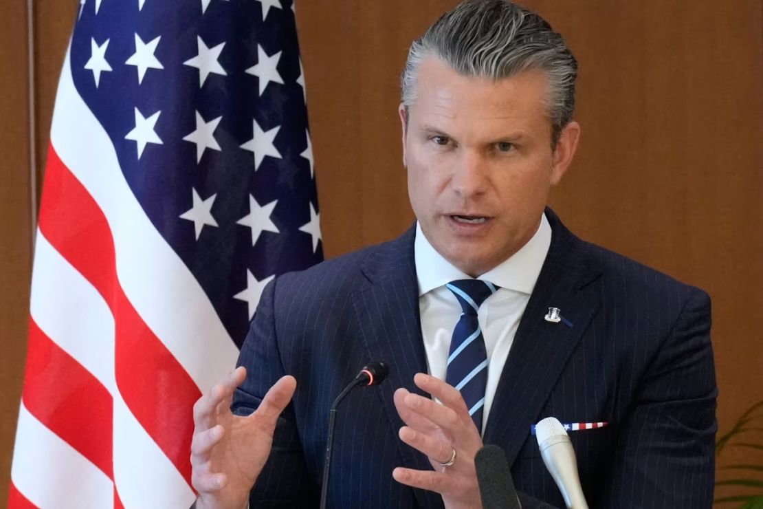 El secretario de Defensa de EE.UU., Pete Hegseth, habla en una conferencia de prensa durante una visita a Japón la semana pasada.