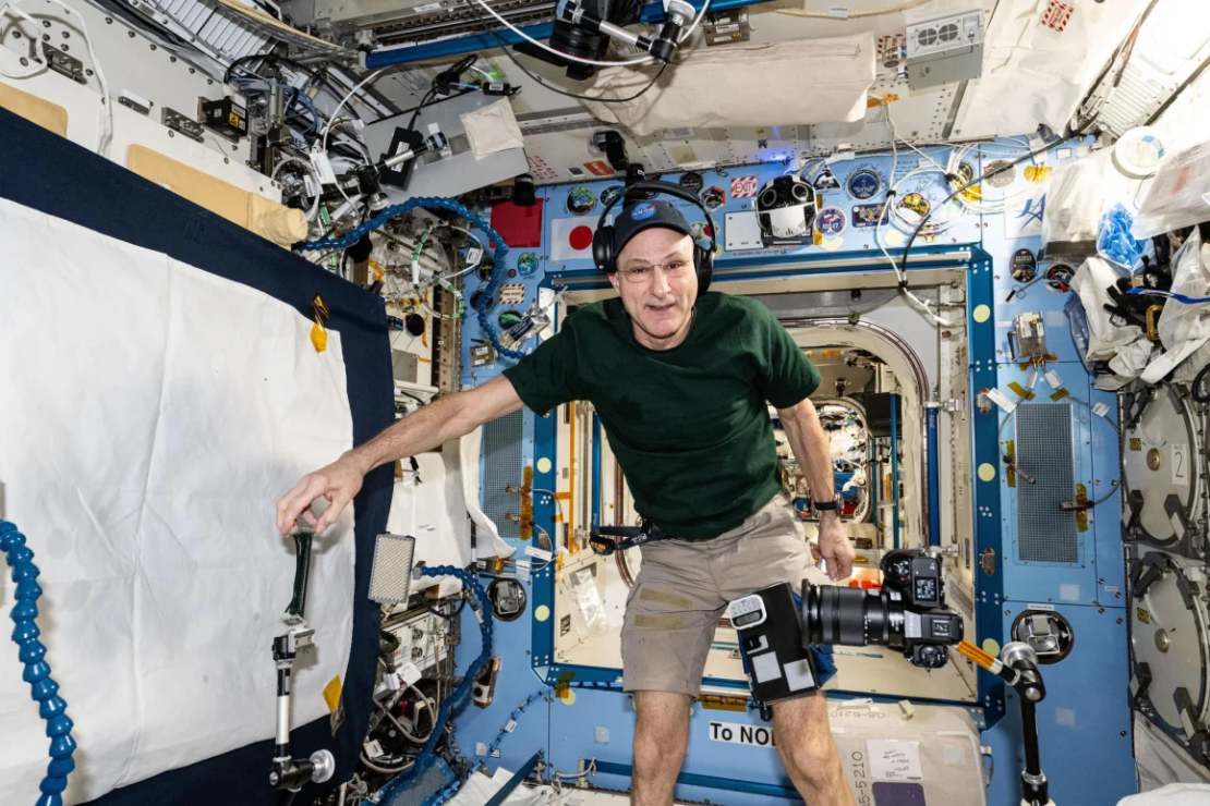 Pettit, un ávido astrofotógrafo, instala el equipo de la cámara para fotografiar las actividades de investigación en el interior del módulo de laboratorio Kibo de la estación espacial el 15 de marzo.
