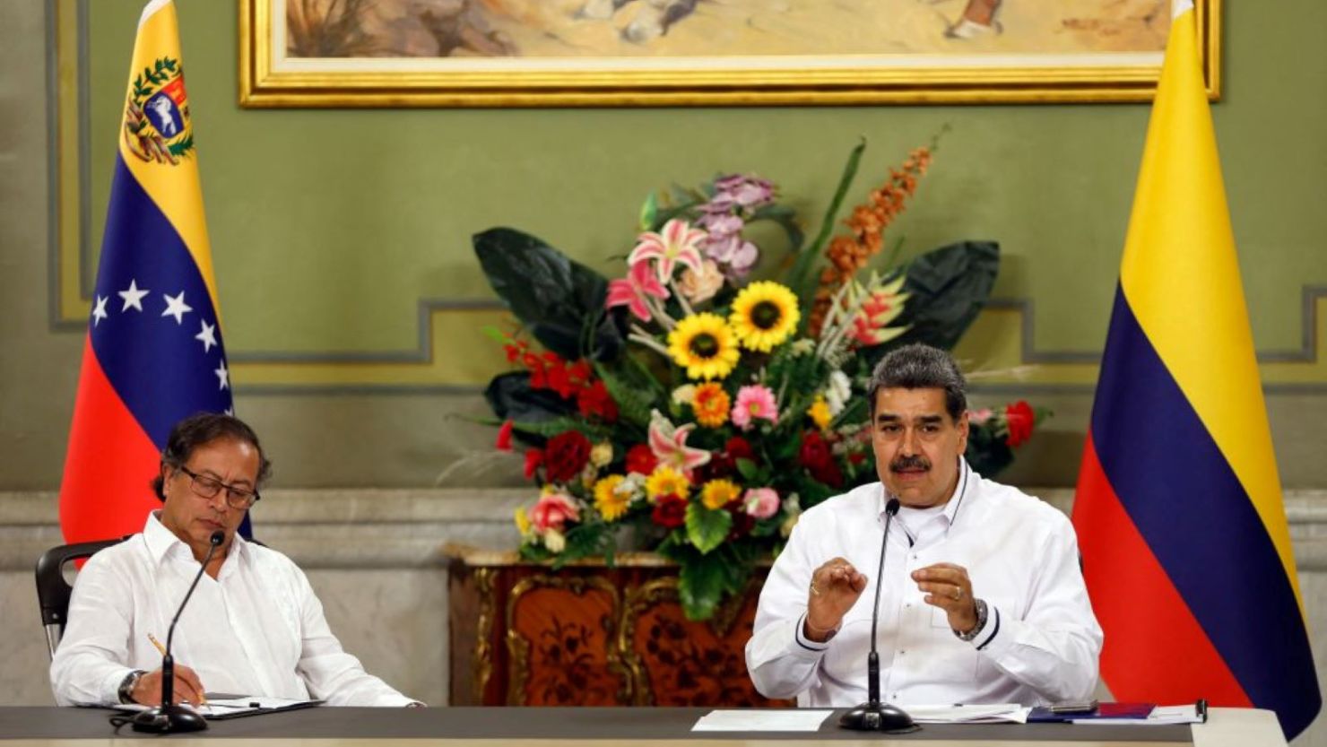 El presidente de Colombia, Gustavo Petro (izq.), y su homólogo venezolano, Nicolás Maduro, ofrecen una conferencia de prensa en el Palacio Presidencial de Miraflores en Caracas, el 18 de noviembre de 2023.