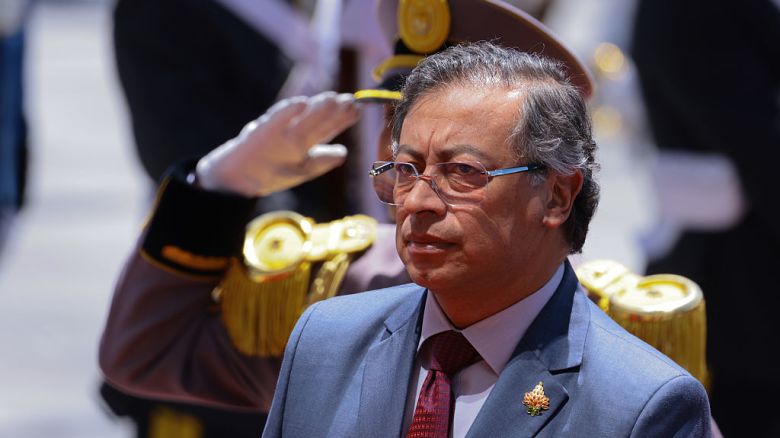 El presidente de Colombia, Gustavo Petro, llega a la toma de posesión presidencial de Daniel Noboa en la Asamblea Nacional el 24 de mayo de 2025 en Quito, Ecuador. Noboa inaugura su primer mandato completo de cuatro años tras 17 meses en el cargo debido al llamado del presidente Guillermo Lasso a disolver el parlamento y convocar elecciones anticipadas.