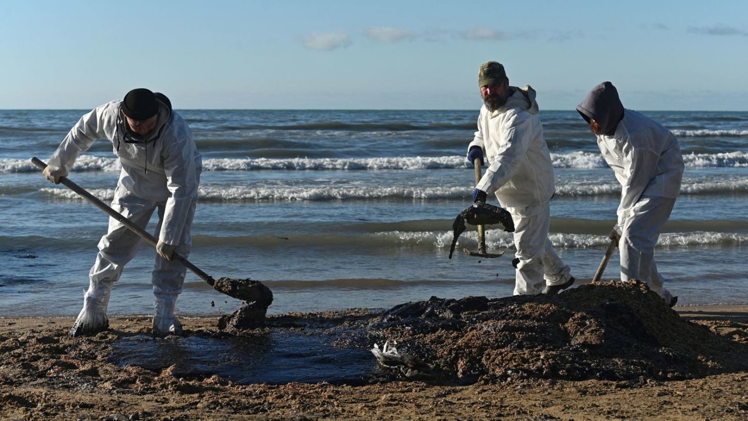 Voluntarios trabajan para limpiar el petróleo pesado derramado en la costa del pueblo ruso de Vityazevo, cerca del balneario de Anapa en el mar Negro, el 20 de diciembre.