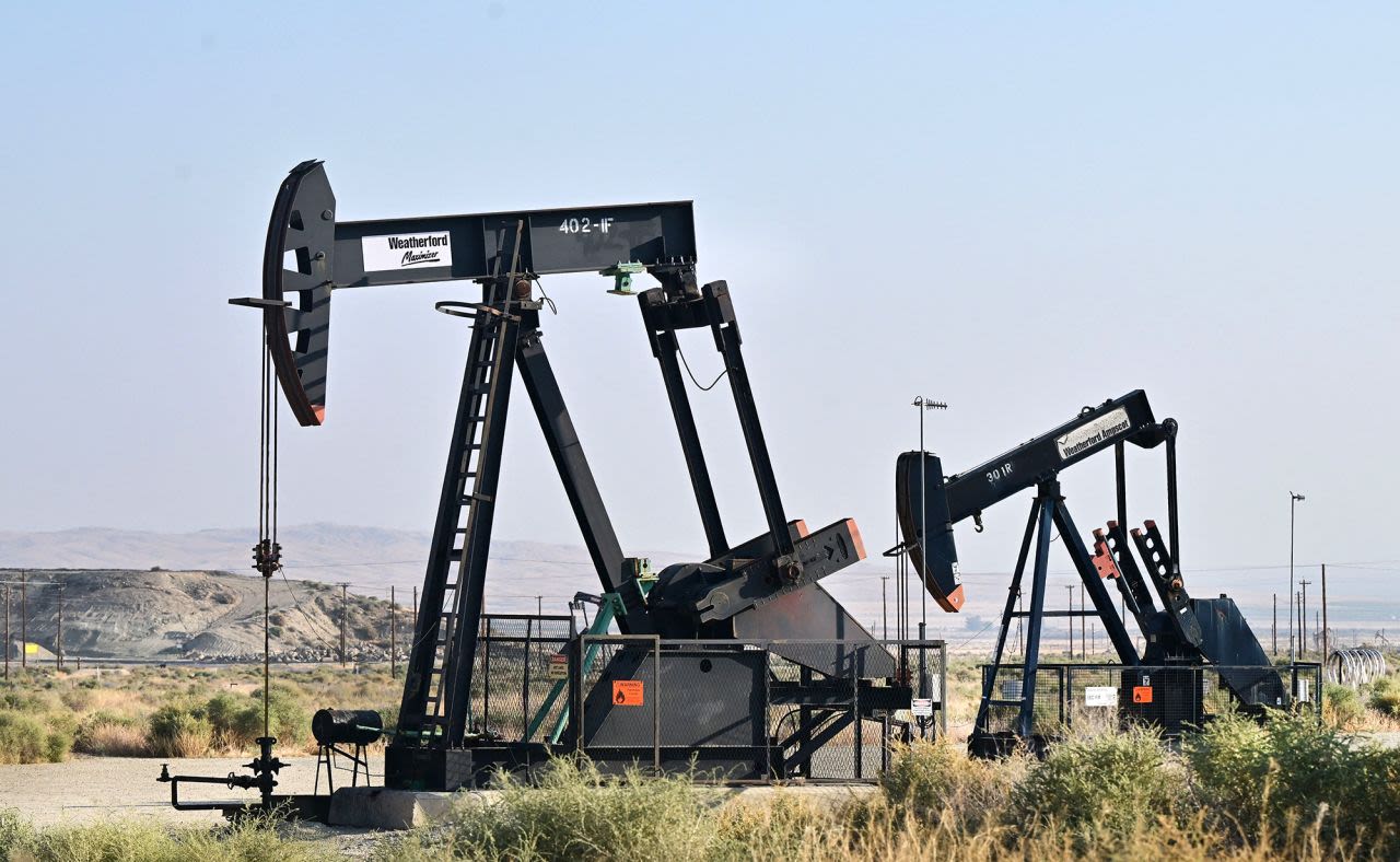 Bombas extractoras de petróleo a las afueras de Maricopa en el condado de Kern, California, el 21 de septiembre de 2023.