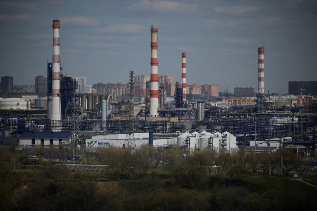 La refinería de petróleo de Moscú del productor de petróleo ruso Gazprom Neft, en las afueras del sureste de Moscú, el 28 de abril de 2022.