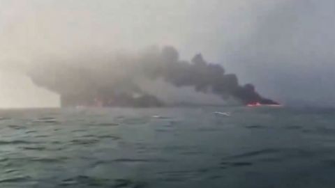 Un video que circula en las redes sociales muestra un barco en llamas después de una colisión entre un petrolero y un buque de carga en la costa noreste de Inglaterra el lunes.