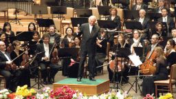 The New York Philarmonic musical director Lorin Maazel (C) smiles before a North Korean audience in Pyongyang on February 26, 2008. The 105-member of the New York Philharmonic orchestra arrived in communist country on february 25 to play the music of Gershwin and Dvorak to break down barriers between the hardline nation and the US.   AFP PHOTO / KCNA via KNS (Photo credit should read KCNA/AFP via Getty Images)