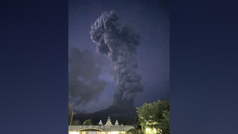 Вулканът Mount Kanlaon изригва, изпращайки 3-мили пепелен стълб в небето
