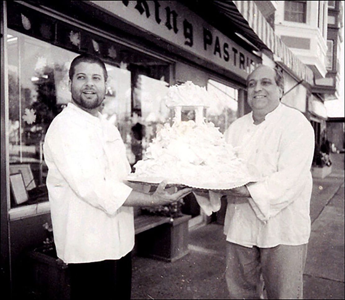 Richard Petrone Jr. (izquierda) y su padre, Richard Petrone Sr., en una foto sin fecha frente a la pastelería familiar en un suburbio de Filadelfia.