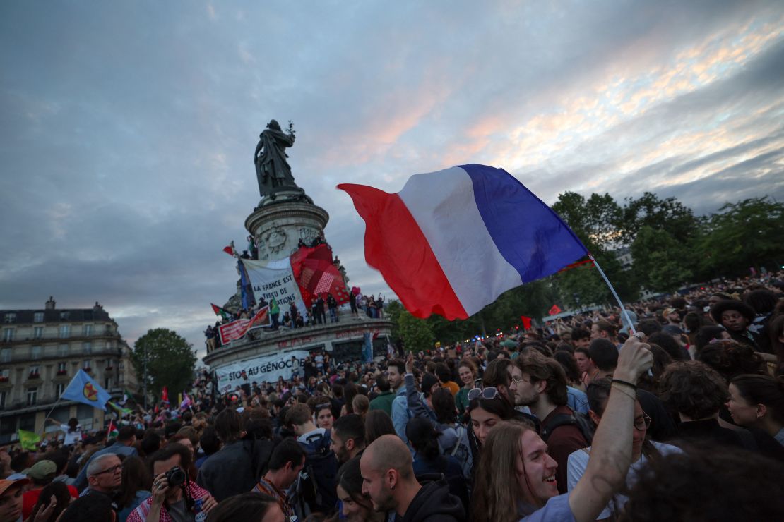 Massa's van voornamelijk jonge mensen verzamelden zich op de Place de la République in Parijs om te vieren dat extreemrechts onder controle werd gehouden.