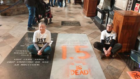 Two Just Stop Oil supporters painted Charles Darwin’s grave on Monday to demand that the UK government works with others to phase out the extraction and burning of fossil fuels by 2030.