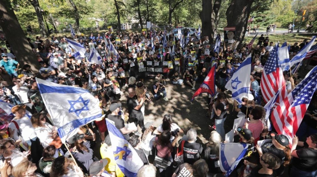 Familias de rehenes israelíes, sobrevivientes del cautiverio y simpatizantes se reúnen en Central Park en Nueva York el domingo 28 de septiembre.