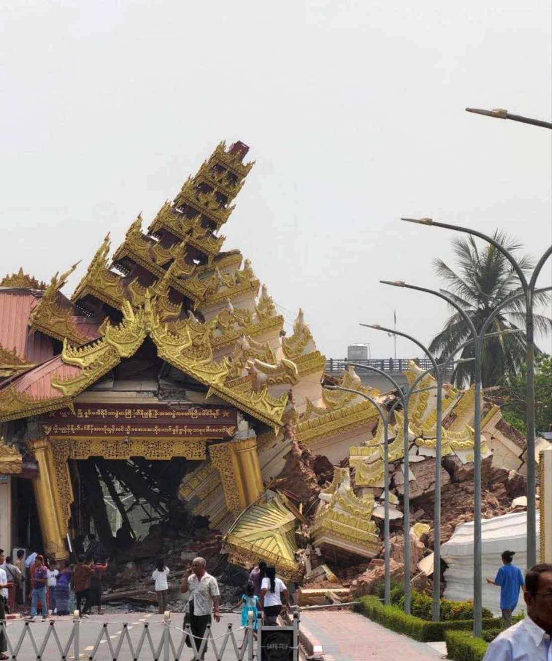 Daños causados por el terremoto en el histórico Palacio Real de Mandalay.