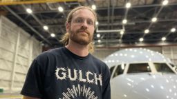 Los videos en redes sociales del mecánico de aeronaves Max Comer han ayudado a muchos viajeros a sentir menos miedo de volar.