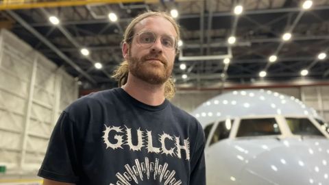 Los videos en redes sociales del mecánico de aeronaves Max Comer han ayudado a muchos viajeros a sentir menos miedo de volar.