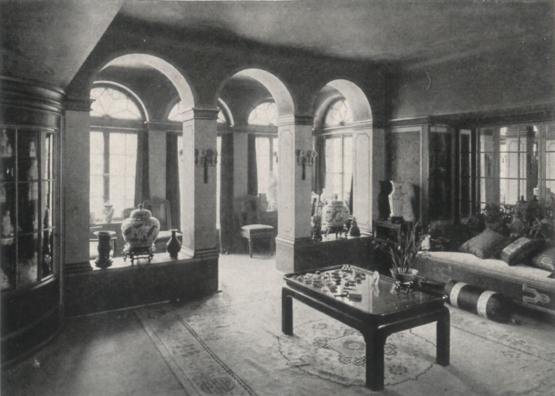 A photograph dating from 1926 showing the jars on display in the home of the previous owners.