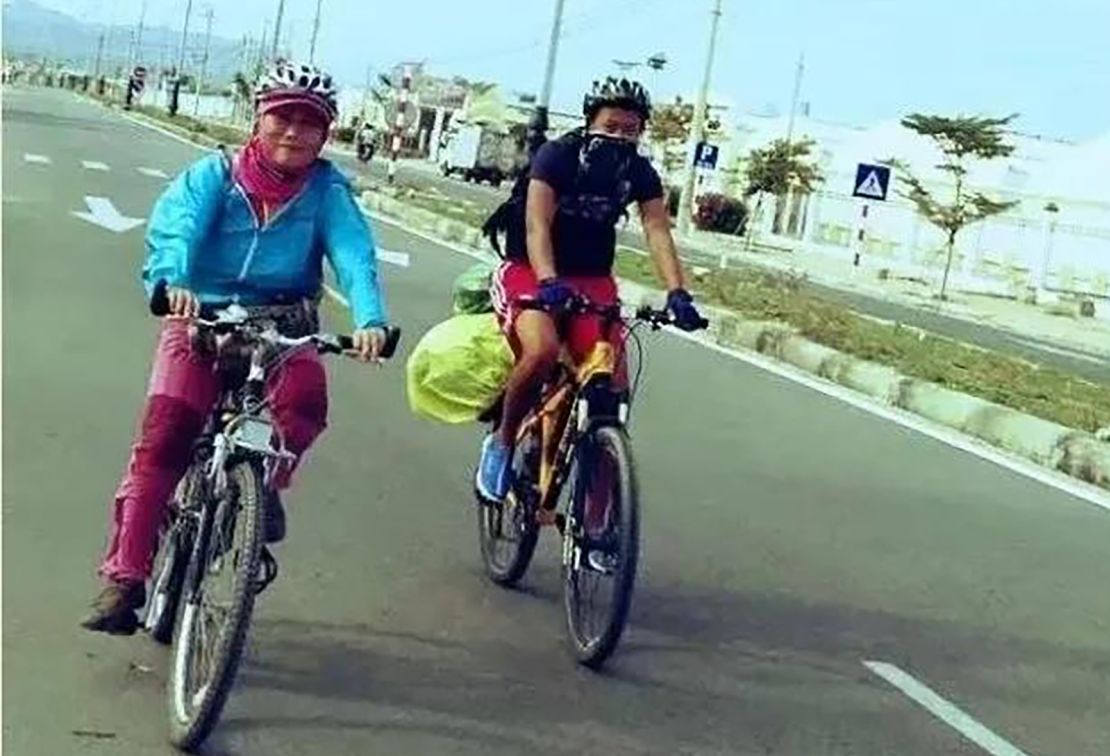 Li Dongju and a local Chinese-speaking cyclist she met in Vietnam.