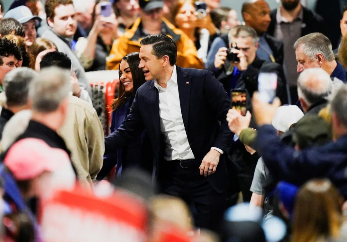El líder del Partido Conservador de Canadá, Pierre Poilievre, saluda a sus partidarios, junto a su esposa Anaida Poilievre, en un mitin en Trenton, Nueva Escocia, el 23 de abril.