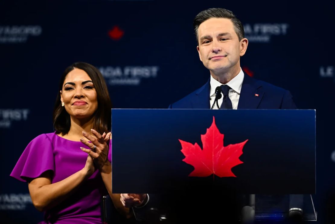 Pierre Poilievre habla con sus partidarios en Ottawa junto a su esposa, Anaida, después de perder las elecciones de Canadá el martes.