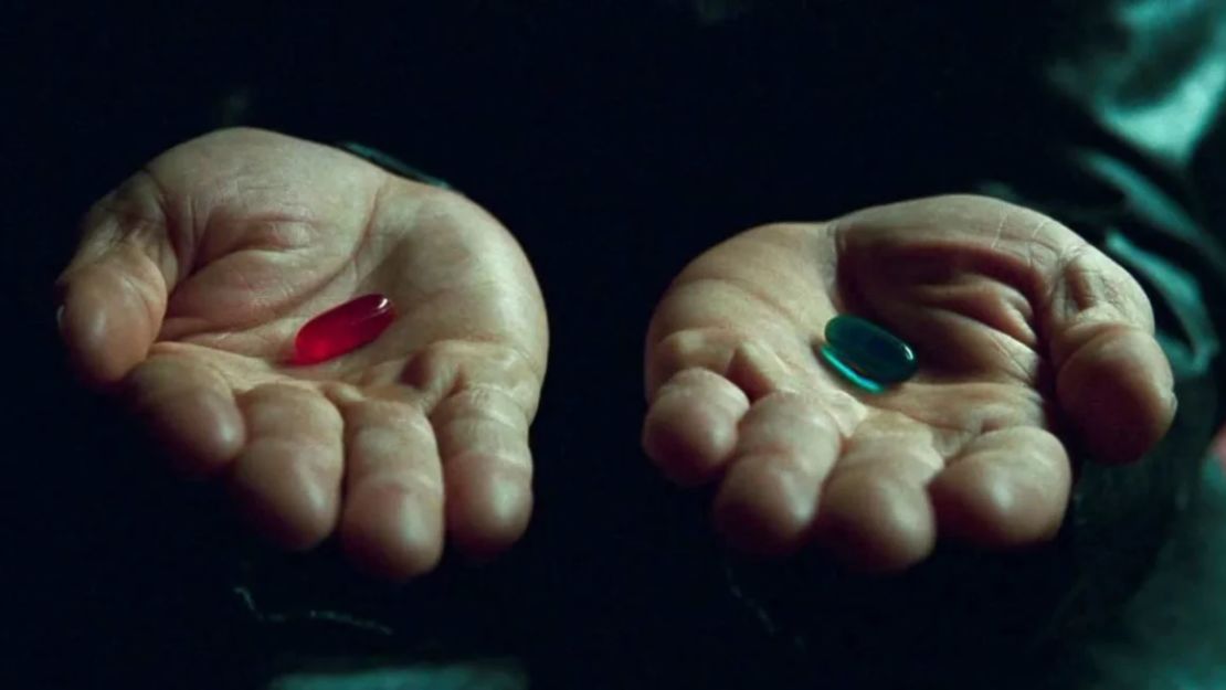 Escena de "Matrix" en la que Neo debe elegir entre la píldora roja o la azul.