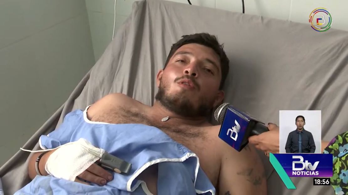 Pablo Andrés Velarde, de 27 años, el piloto del avión rescatado junto a sus pasajeros tras estrellarse esta semana en un pantano infestado de caimanes en Bolivia, compartió su historia el viernes desde la cama de un hospital con el medio de comunicación estatal Bolivia TV.