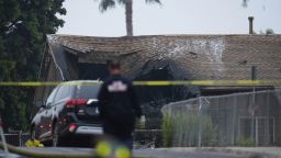 Las autoridades trabajan en el lugar donde una avioneta se estrelló en un vecindario de San Diego, incendiando varias casas y obligando a evacuaciones a lo largo de varias cuadras la madrugada del jueves 22 de mayo de 2025.