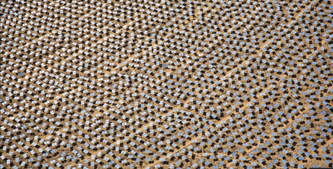 Los cerca de 350.000 espejos de Ivanpah enfocan la luz solar hacia tres torres, donde el agua se convierte en vapor para generar electricidad.