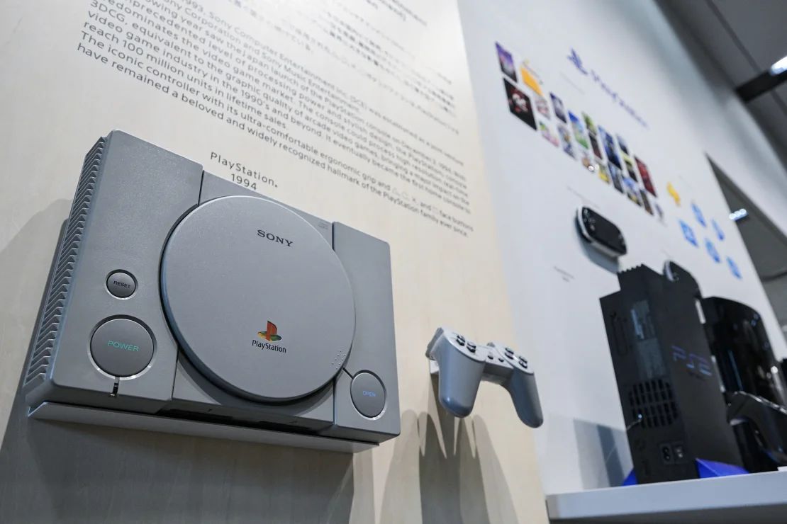 Una PlayStation original se muestra en una exhibición de varios recuerdos en el vestíbulo del edificio de la sede de Sony, en el centro de Tokio, el 27 de noviembre de 2024. El 3 de diciembre de este año marcó el 30 aniversario del primer lanzamiento de la Sony PlayStation de Japón, que transformó el mundo de los videojuegos.