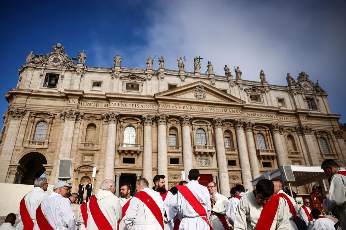del clero se encuentran frente a la basílica de San Pedro, antes de la misa funeral del papa Francisco.