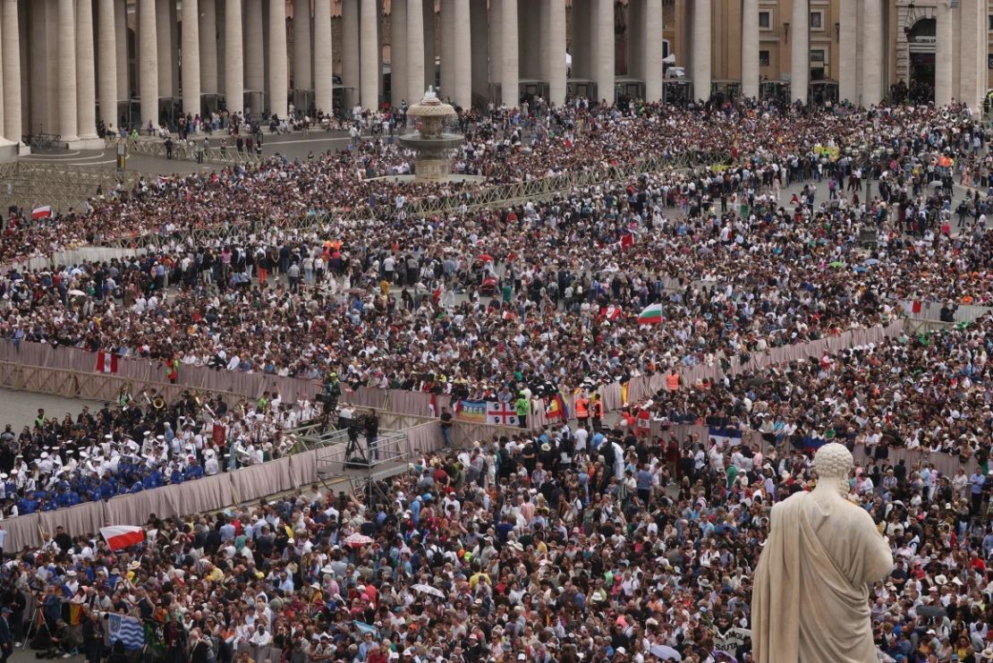 La gente se reúne en la Plaza de San Pedro el domingo 11 de mayo de 2025.