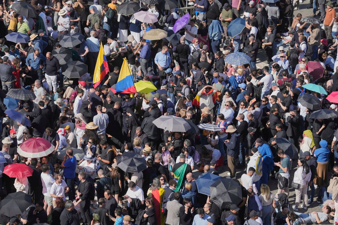 Gente reunida en la Plaza San Pedro el jueves.