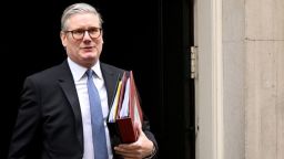 El primer ministro del Reino Unido, Keir Starmer, sale de Downing Street hacia la Cámara de los Comunes el 15 de enero de 2025 en Londres.