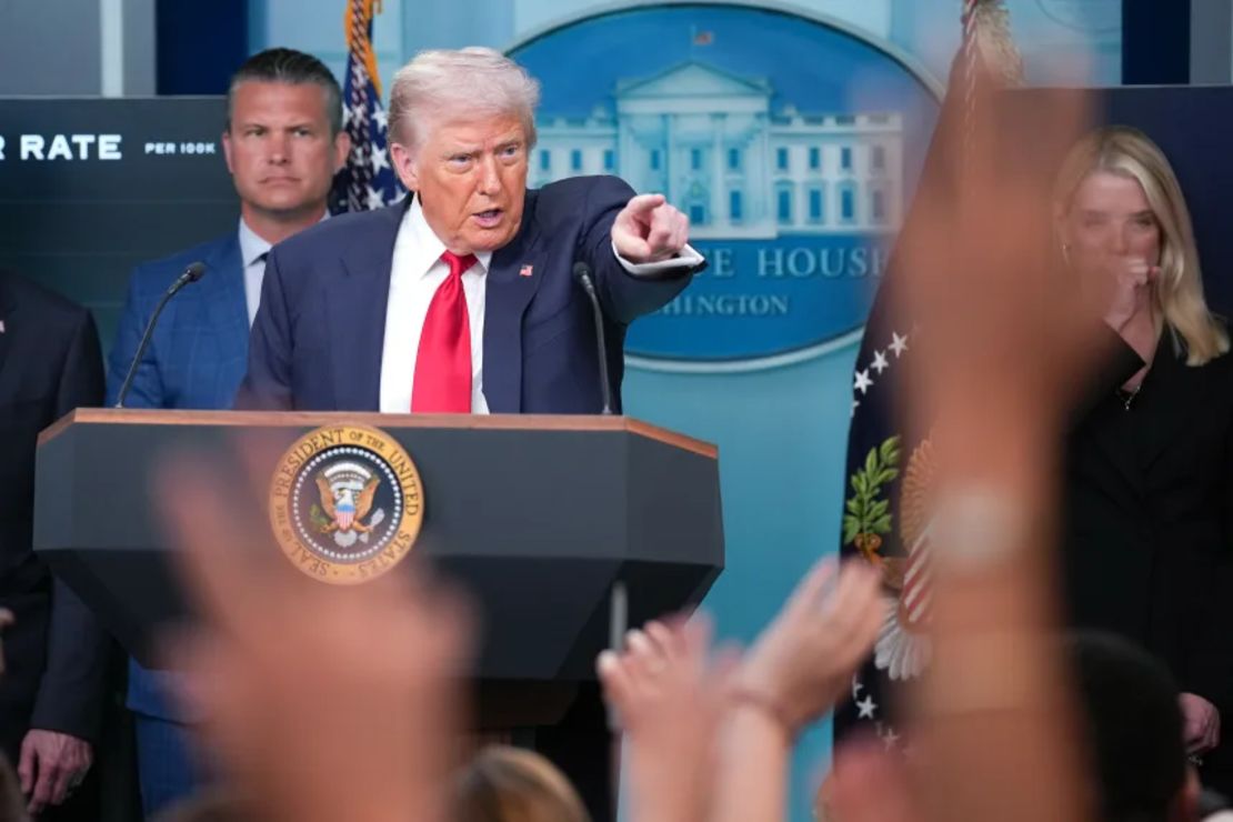 El presidente Donald Trump responde preguntas durante una conferencia de prensa en la sala de prensa James S. Brady de la Casa Blanca el 11 de agosto de 2025.