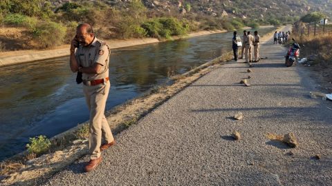 Agentes de Policía en la escena donde tres hombres están acusados ​​de violar en grupo a dos mujeres, en el distrito de Koppal, en el estado sureño de Karnataka, India, el viernes 7 de marzo de 2025.
