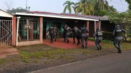 La policía de inmigración de Costa Rica allana un edificio el 28 de mayo de 2025, en relación con una investigación de trata de personas.
