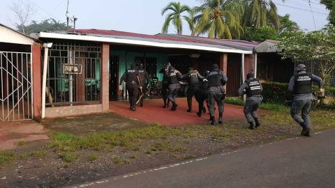 La policía de inmigración de Costa Rica allana un edificio el 28 de mayo de 2025, en relación con una investigación de trata de personas.