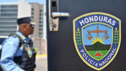 Un agente de la Policía Nacional vigila las inmediaciones del Banco Central de Honduras (BCH), sede de la IX Cumbre de la Comunidad de Estados Latinoamericanos y Caribeños (CELAC), en Tegucigalpa, el 7 de abril de 2025. Una docena de presidentes latinoamericanos y caribeños, entre ellos los de Brasil, Colombia y México, se reunirán el 9 de abril en Honduras durante la IX Cumbre de la Comunidad de Estados Latinoamericanos y Caribeños (CELAC), en medio de la guerra comercial del presidente estadounidense Donald Trump.