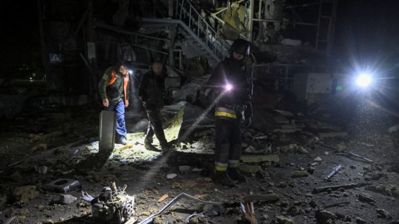 Un rescatista observa el motor de un dron ruso mientras trabaja en el lugar de un ataque con dron ruso, en medio del ataque de Rusia a Ucrania, en Zaporizhzhia, Ucrania, el 27 de septiembre de 2025.