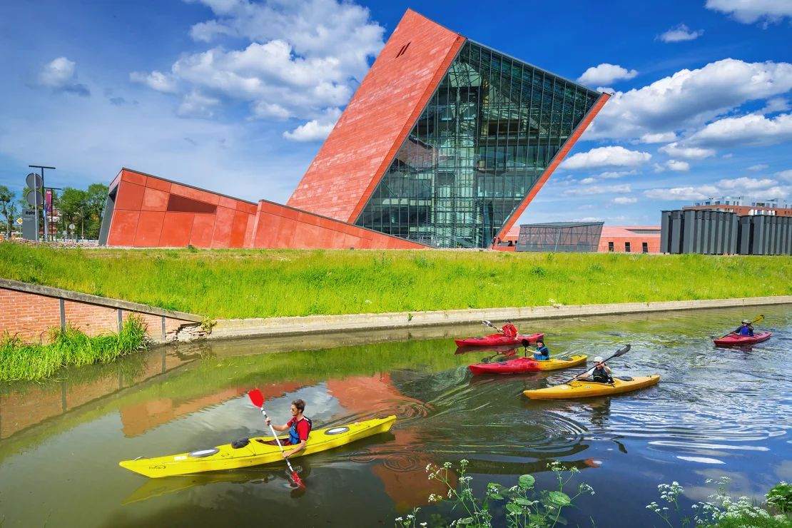 Los kayakistas pasan junto al Museo de la Segunda Guerra Mundial en Gdansk, Polonia.