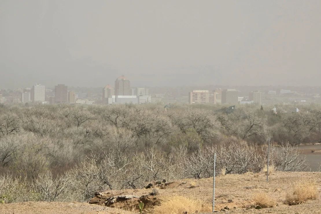 El polvo cubre edificios en Albuquerque, Nuevo México, el 18 de marzo de 2025.
