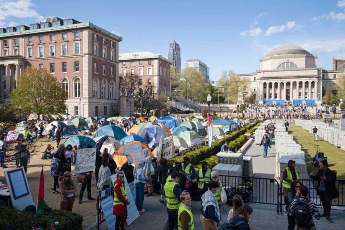 Estudiantes manifestantes a favor de Palestina instalaron un campamento de tiendas de campaña en la Universidad de Columbia el 24 de abril de 2024.