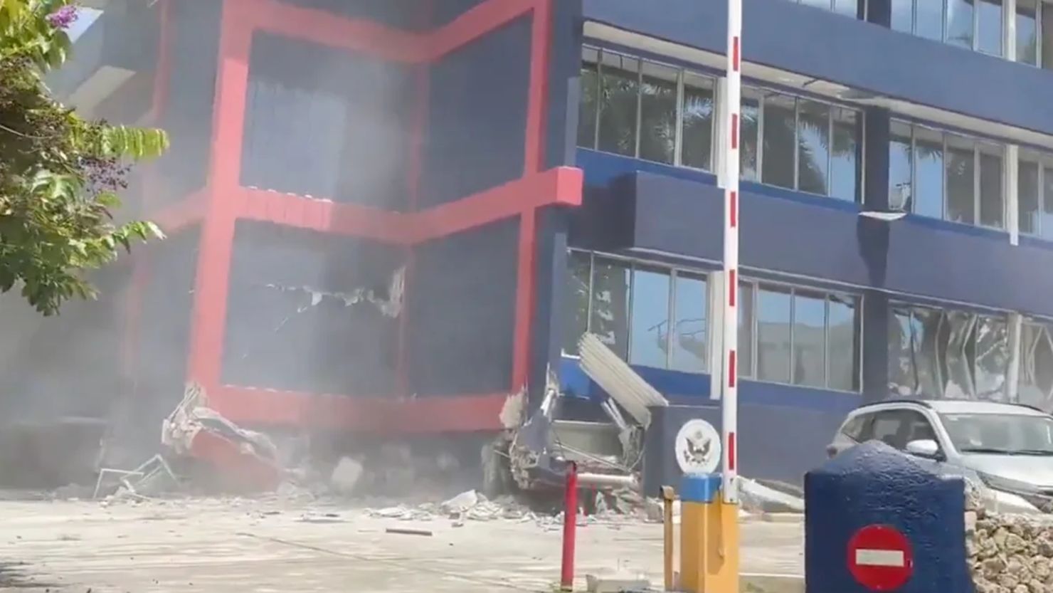 Daños en el edificio que alberga la Embajada de Estados Unidos en Port Vila, Vanuatu, tras un fuerte terremoto.